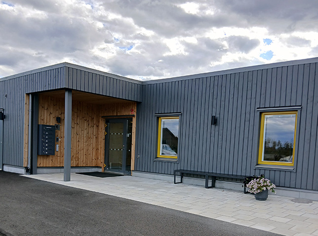 Entré till Himlabacken gruppbostad i Vetlanda – modern fastighet.