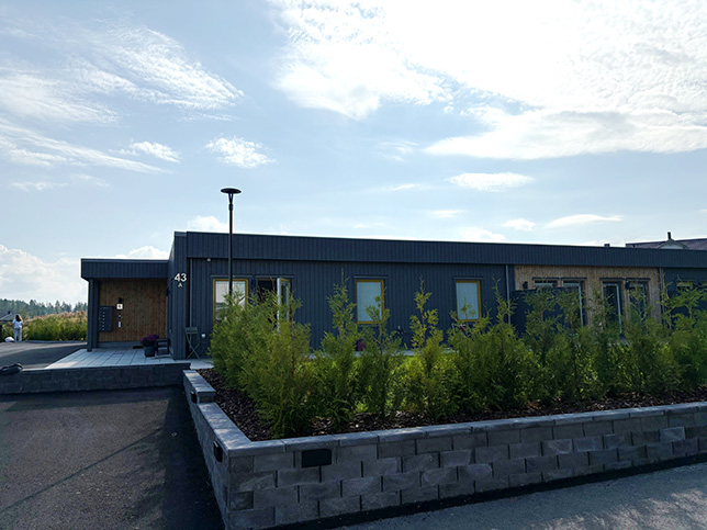 Framsida till Himlabacken gruppbostad i Vetlanda – modern fastighet."