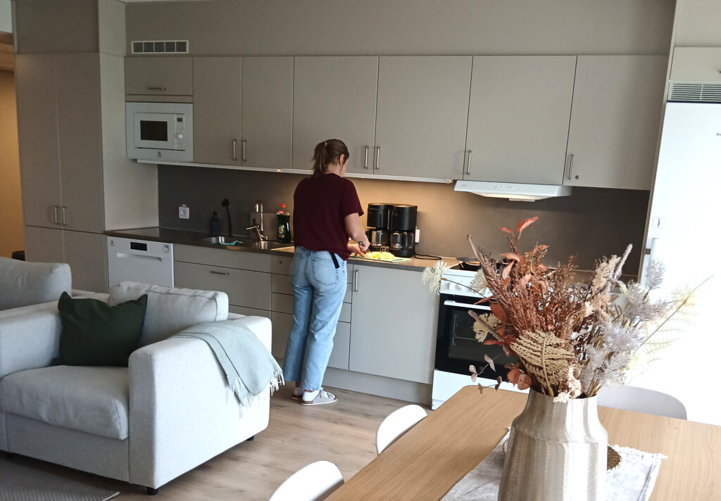 Gemensamt kök på Himlabacken gruppbostad i Vetlanda – modernt och funktionellt för gemensamma måltider.