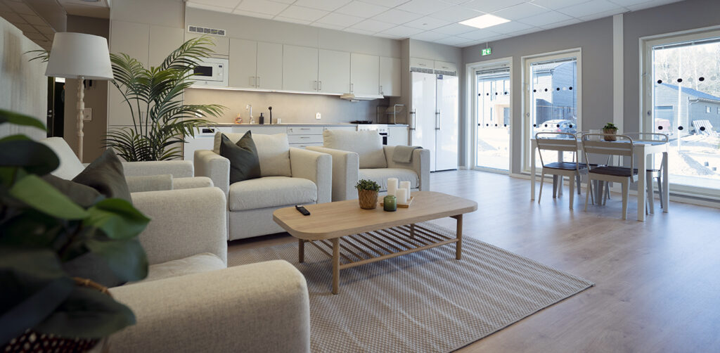 Gemensamt sällskapsrum på Himlabacken gruppbostad Vetlanda – ljus och trivsam miljö för samvaro.