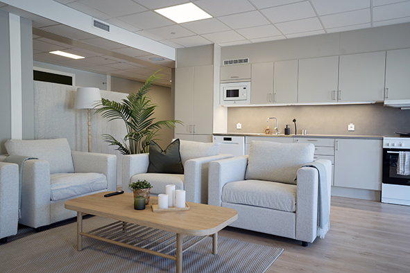 Gemensamt sällskapsrum på Himlabacken gruppbostad Vetlanda – ljus och trivsam miljö för samvaro.