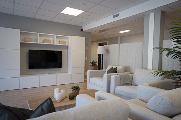 Gemensamt sällskapsrum på Himlabacken gruppbostad Vetlanda – ljus och trivsam miljö för samvaro.