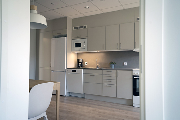 Kök i lägenhet på Himlabacken gruppbostad i Vetlanda – funktionellt och modernt.