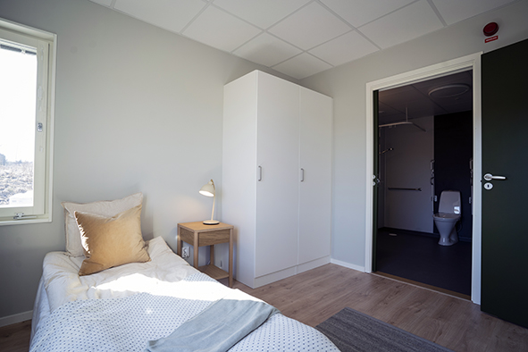 Sovrum i lägenhet på Himlabacken gruppbostad Vetlanda – modernt och anpassat boende.