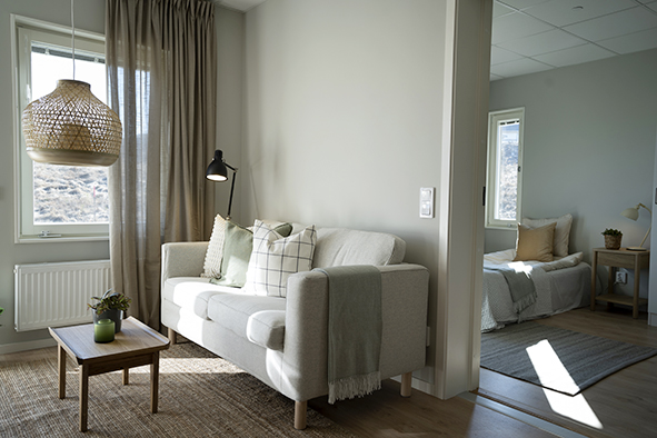 Sällskapsrum i lägenhet på gruppbostad Himlabacken Vetlanda – ljus och trivsam miljö.